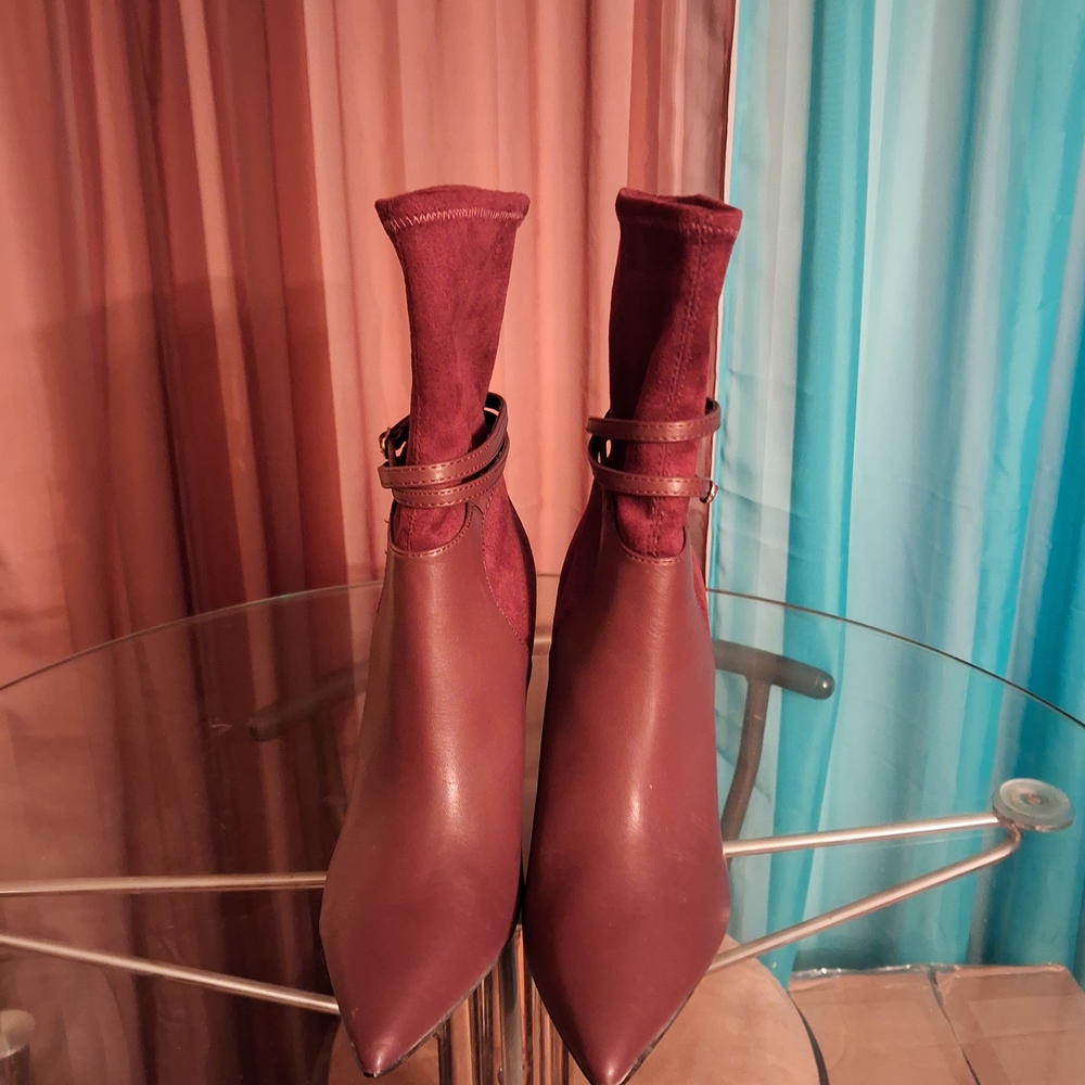 GUESS Elegant Burgundy Ankle Boots